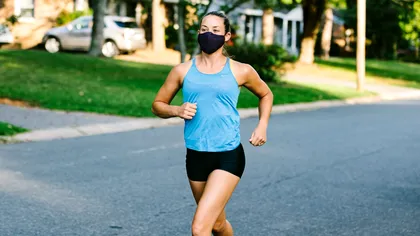 Persoanele sedentare riscă mai mult să contracteze virusul decât cele active. Ce ar trebui să facem ca să nu ne îmbolnăvim