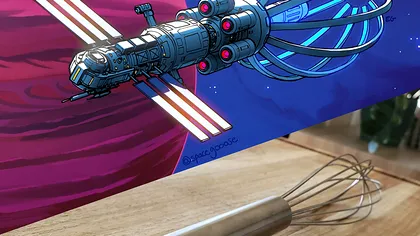 Acest artist reimaginează obiectele cotidiene ca modele spectaculoase de nave spațiale