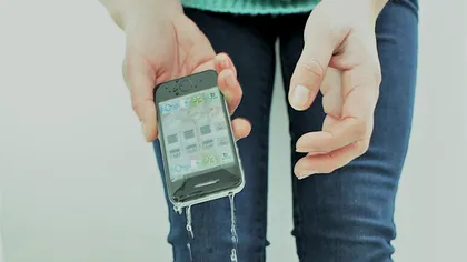 Ce trebuie să faci dacă ai scăpat telefonul în apă sau l-ai uitat în ploaie: rezolvarea cu orez, mit sau realitate:?