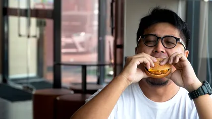 Fast food-ul cauzează tulburări cognitive serioase. Aceste efecte se pot observa și mai târziu în viață