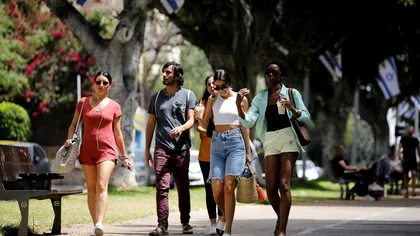 Te-ai vaccinat, ai scăpat de mască: prima țară care a introdus măsura controversată