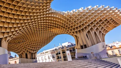 Materialul creat în laborator care imită lemnul poate deveni invenția revoluționară pentru construcții