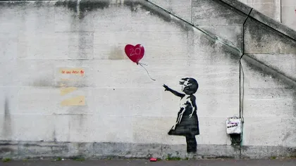 Banksy, la București: cât costă lucrările celui mai faimos anonim