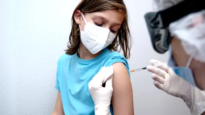 Copiii de peste 12 ani se pot vaccina în România, începând de astăzi: tot ce trebuie să știi ca părinte