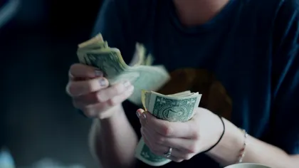 Ai mințit pe internet, s-ar putea să ajungi la închisoare: noua lege pentru anunțurile fictive din online, terifiantă