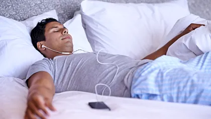 Calitatea somnului, victima muzicii dinainte de culcare: care este explicația științifică