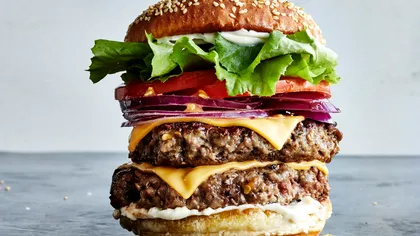 Cum arată și ce gust au burgerii care sunt creați într-un bioreactor