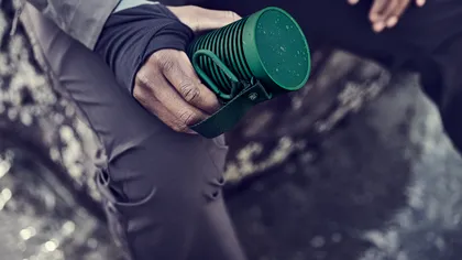 Boxa de care ai nevoie când urci pe munte sau mergi cu cortul: ce-ți promite Beosound Explore de la Bang & Olufsen
