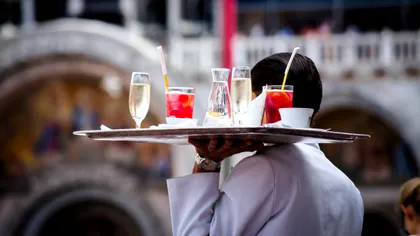 Mii de lei, câștig pe litoral. Cât ajunge să încaseze un ospătar care lucrează la malul mării