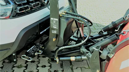 Cum arată și cât costă Dacia Duster care vine la pachet cu un plug pentru deszăpezire. FOTO