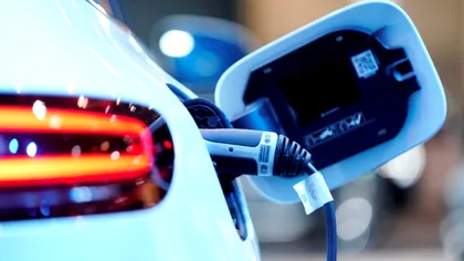 2021, anul mașinilor electrice: cum vor intra vânzările ”în priză”
