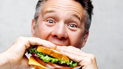 Stai mai puțin la masă, mănânci mai mult: explicația cercetătorilor pentru dieta ”pe repede înainte”