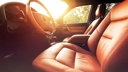 Atenție mare la ce lași în mașină: lucruri obișnuite riscă să explodeze din cauza caniculei. Lista completă