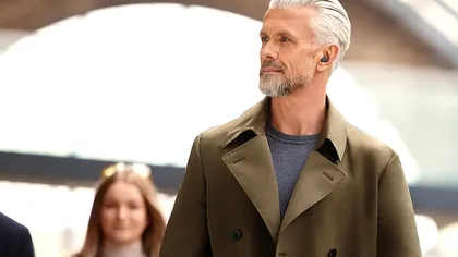 Căștile care fac minuni, dacă ai probleme cu auzul: cum te ajută să porți o conversație