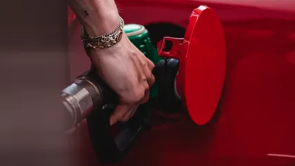 Toți românii cu mașini pe benzină și motorină, grav afectați. Prețurile de la pompă o pot lua razna