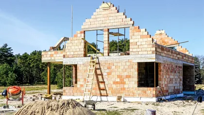 Materialele de construcții, o gaură neagră pentru români: niciodată nu a fost un moment mai prost să-ți faci o casă