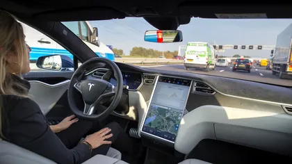 Noua funcție de la Tesla poate salva vieți: ce face pilotul automat al lui Elon Musk