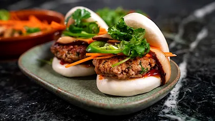 Unde poți încerca preparate pe bază de carne din porc artificial, din toamna asta