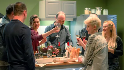 Secrete, infidelități și un scenariu în care ne regăsim toți: varianta românească a „Perfetti Sconosciuti”, ecranizată cu tact de Octavian Strunilă