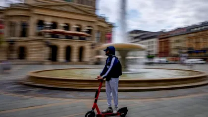 Trotinetele electrice, o problemă gravă de mediu: cum au devenit un dezastru, de ce sunt vinovați oamenii