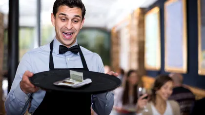 Românii și bacșișul: unde sunt cei mai generoși dintre noi, cu cât se îmbogățesc ospătarii