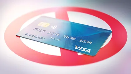 Obsesia românilor pentru carduri de credit ne costă scump: câți dintre noi sunt dependenți de shopping online