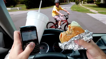 10 lucruri pe care să nu le faci la volan, dacă ții la siguranța ta și a celor din jur