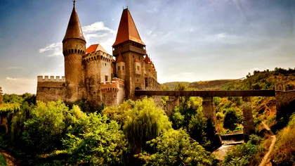Castelul Corvinilor ascunde un mister: ce semnifică inscripția bizară din castel
