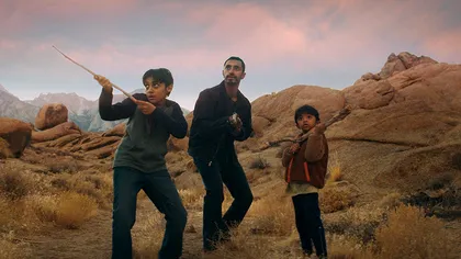 „Encounter”, filmul în care Riz Ahmed încearcă să-și salveze copiii: când se lansează noul SF cu „extratereștri”