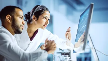 Propulsați în lumina reflectoarelor: oamenii de știință între faimă, putere și ura internetului