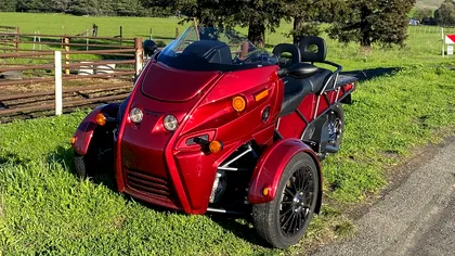 Arcimoto a construit o altfel de motocicletă: dacă poate fi numită o motocicletă