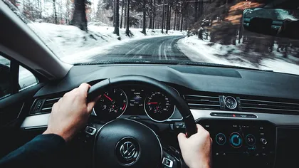 Greșeli pe care le fac șoferii în timpul condusului. Cum pierd bani și riscă defecțiuni importante