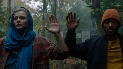 REVIEW Mother/Android, un thriller SF post-apocaliptic care ne arată ce se va întâmpla dacă ne jucăm de-a Dumnezeu