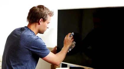 Cu ce ștergi ecranul televizorului, fără urme. Trucul pe care toți românii trebuie să-l știe, îl ai deja în casă și nu strică TV-ul