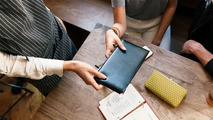 Românii, mai generoși decât le permite buzunarul: studiul care îți arată valorile autohtone