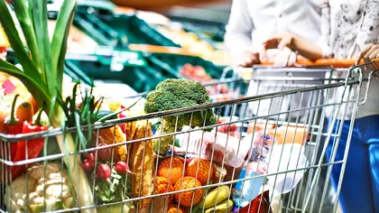 Ce se ascunde, de fapt, în spatele ușilor marilor retaileri, în timp ce tu te plângi de prețurile mari