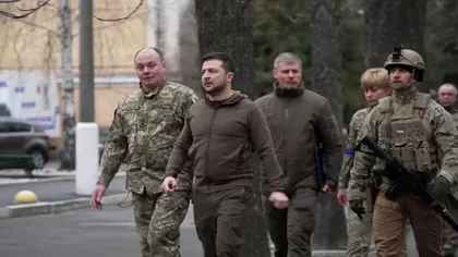 Cum a apărut președintele Zelenski la vizita militarilor răniți dintr-un spital ucrainean. Urarea transmisă de liderul de la Kiev