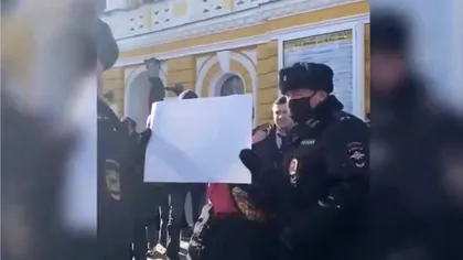 Moment bizar în Rusia. O femeie care protesta a fost arestată pentru că avea pancarta goală