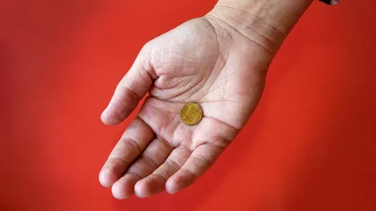 Cel mai bizar moment pentru o româncă la bancă: a fost chemată de urgență să achite o sumă incredibilă