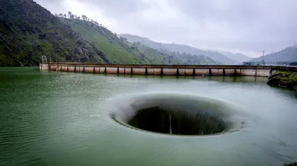 Gaura ciudată din apă care nu e o iluzie optică: ce știm despre fenomenul din lacul Berryessa