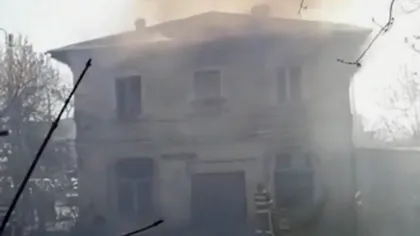 Incendiu lângă aeroportul Băneasa. Pompierii intervin de urgență, după ce o casă a luat foc