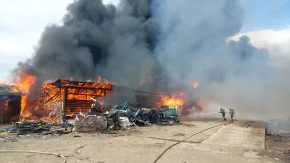 Incendiu la un depozit de deșeuri din Iași. Sunt degajări mari de fum. Autoritățile au transmis un mesaj RO Alert