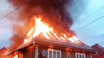 VIDEO: Trei case și două mașini au ars într-un incendiu violent în Alba. Un bărbat s-a ales cu arsuri pe față și mâini