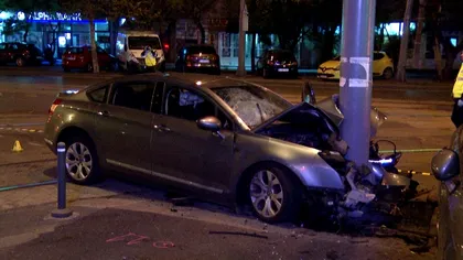 Urmărire pe străzile din București. Un șofer beat și fără permis a intrat cu mașina într-un stâlp
