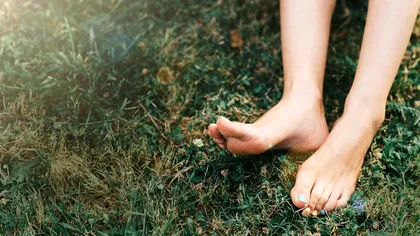 Beneficiile incredibile pentru sănătate ale mersului desculț pe iarbă sau pământ: ce au descoperit cercetătorii