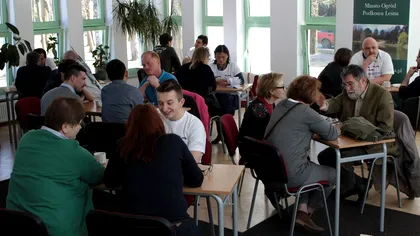 The Human Library, proiectul care te ajută să înțelegi mai bine oamenii: închiriezi un om cu o poveste, în loc de o carte