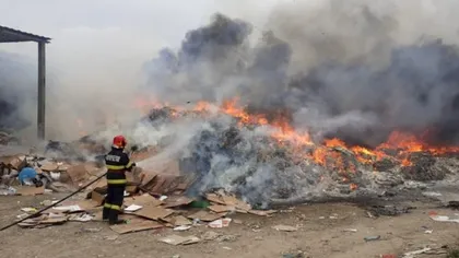 Incendiu violent la depozitul de deşeuri din Techirghiol. Au ars o mie de tone de deşeuri