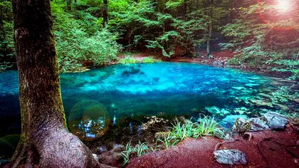 Locul unic în România: lacul cu ape în nuanțe ireale ”născut din lacrimile unui îndrăgostit”