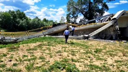 Podul de peste râul Siret s-a prăbușit, din nou, la 6 luni după ce a fost reparat. Mașinile și șoferii au căzut în apă
