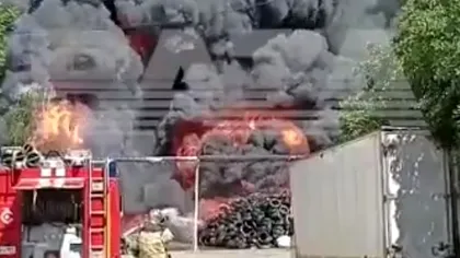 VIDEO Incendiu uriaș pe o autostradă din sudul Moscovei. Intervin elicopterele cu apă